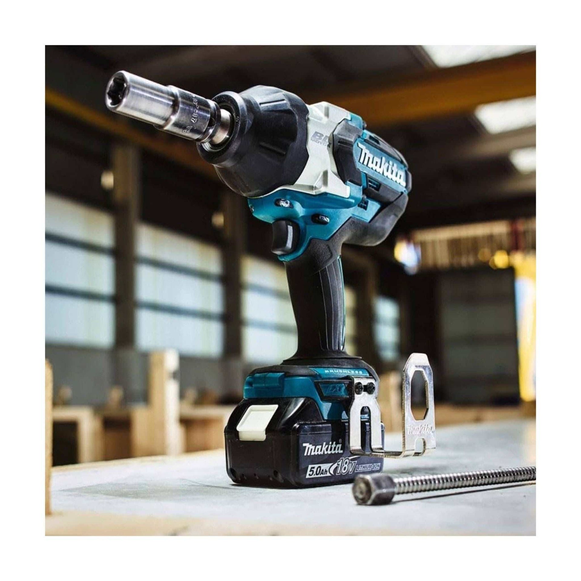 Makita DTW1001RTJ 18V LXT Cordless Impact Wrench with 3/4" square drive and 1050Nm torque in blue and black color